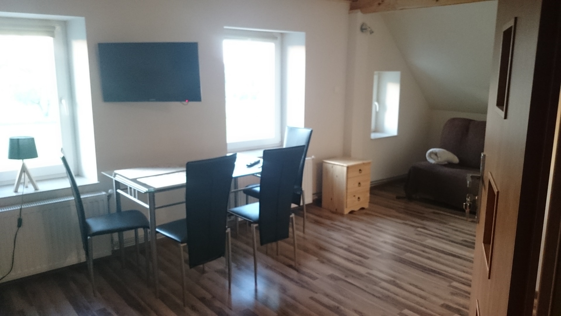 Stół i TV w Apartamencie nr 2
