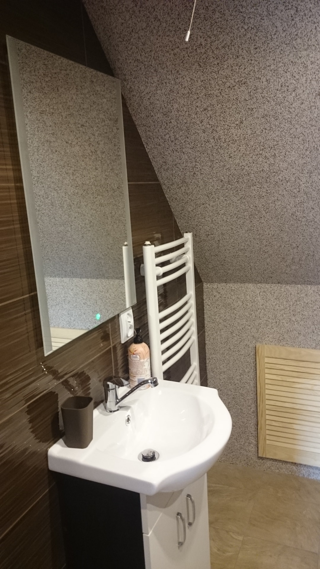 Umywalka i lustro w łazience Apartamentu nr 3