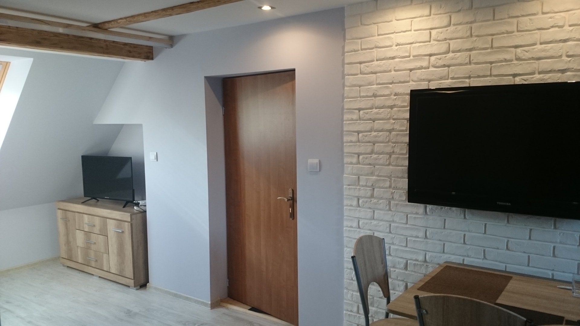 Ściana z cegły i drzwi w Apartamencie nr 3