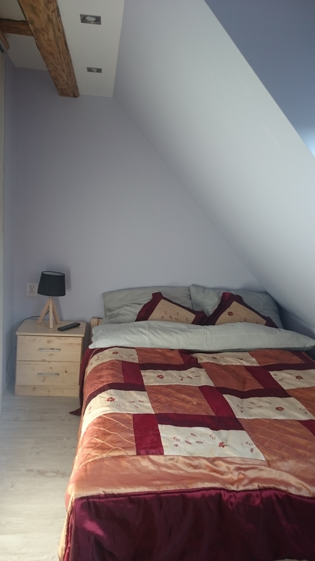 Sypialnia z szafką nocną w Apartamencie nr 3